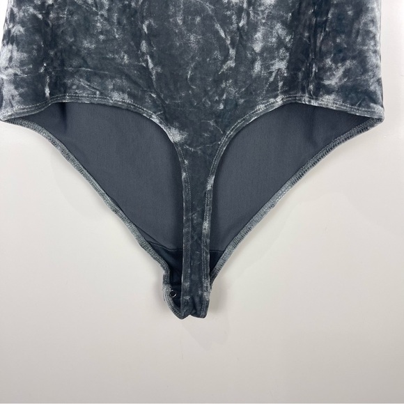NEW Good American Crushed Velvet Sleeveless Thong Bodysuit Carbon Grey Size LG - Picture 6 of 8